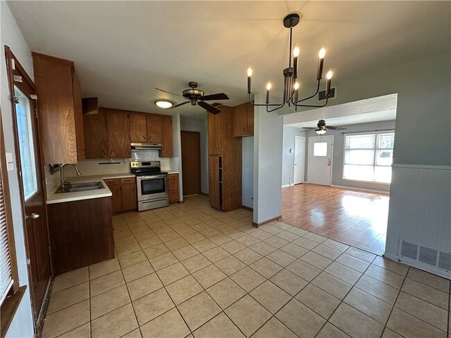 Building Photo - 117 Holly Dr