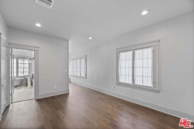 Building Photo - 344 S Kingsley Dr