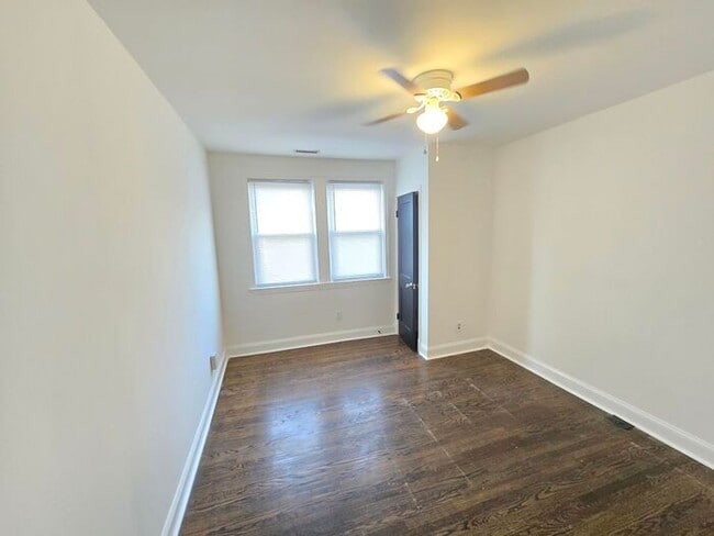 Building Photo - 4 Bedrooms 3 Bathrooms