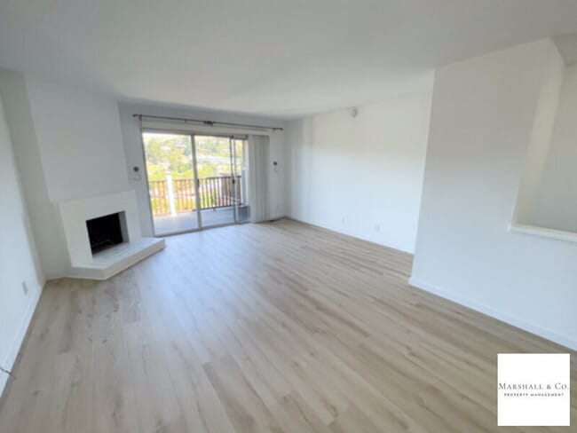 Building Photo - NEW PRICE!!! NEW FLOORS!!! TIBURON 2br/1.5...