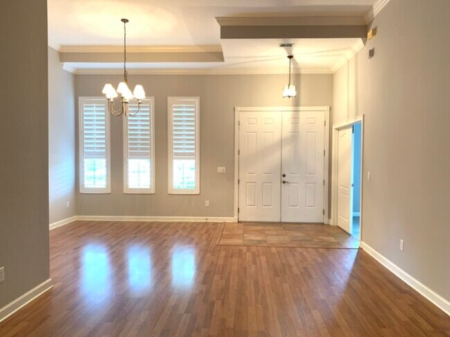 Building Photo - BEAUTIFUL SINGLE FAMILY HOME IN GATED COMM...
