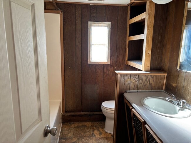 Building Photo - 2 bedroom mobile home located in the rolling hills of Moore County.