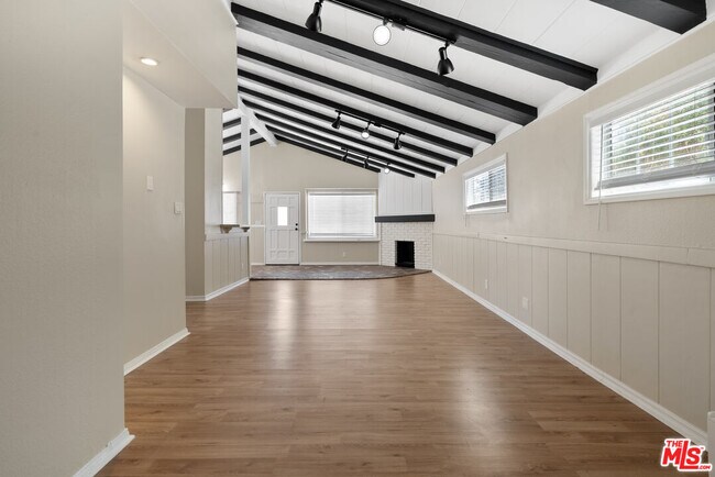 Building Photo - 5541 Fallbrook Ave