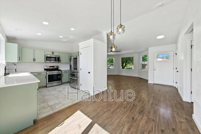 Building Photo - 2041 E Oakridge Ct