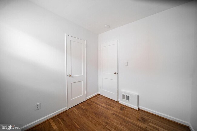 Building Photo - 604 Nicholson St NE