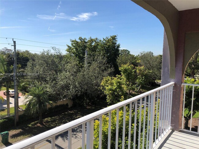 Building Photo - 9301 SW 92nd Ave