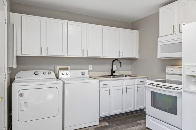 Building Photo - 7013 La Vista Dr