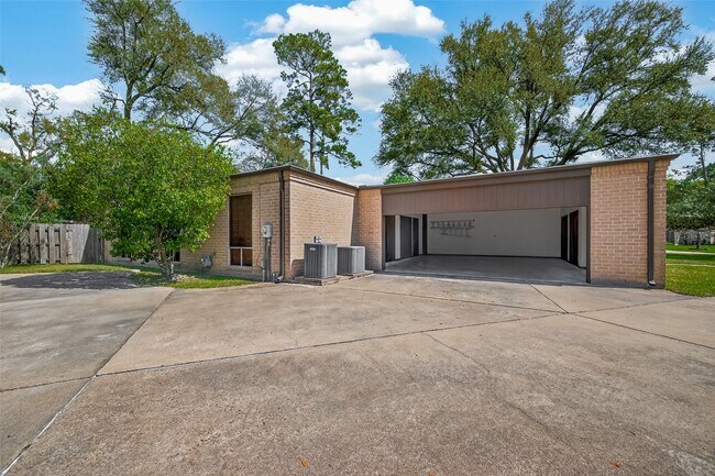 Building Photo - 10614 Fairlane Dr