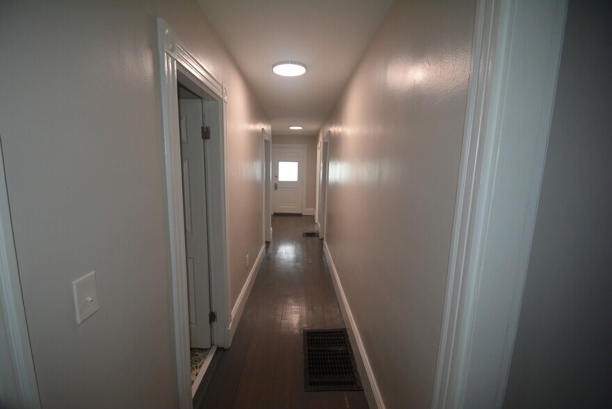 Building Photo - 31 Claybourne St