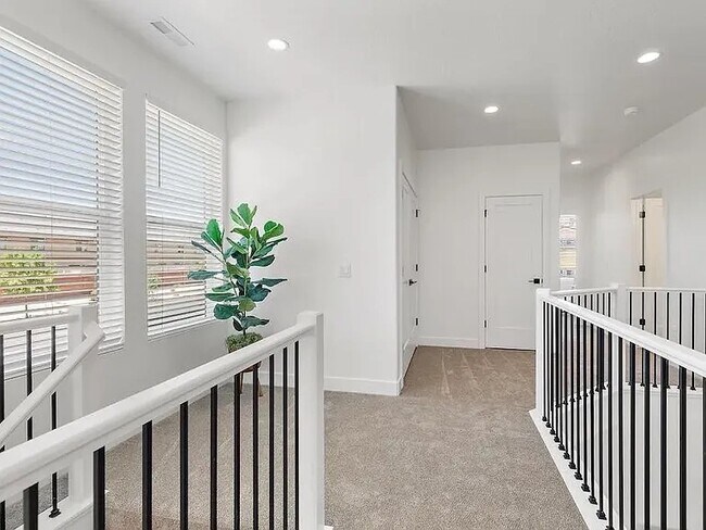 Building Photo - 2065 S Grandiflora Rd