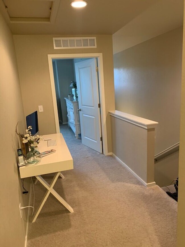 Building Photo - Spacious 3-Bedroom End-Unit Townhome for R...