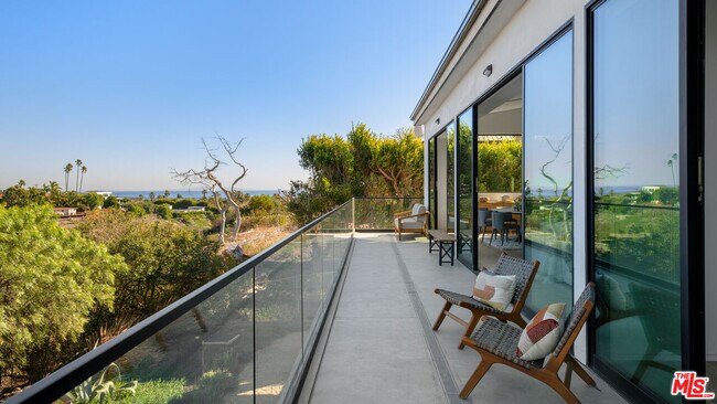 Building Photo - 6656 Dume Dr