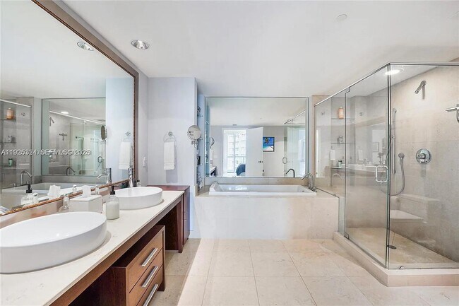 Building Photo - 495 Brickell Ave