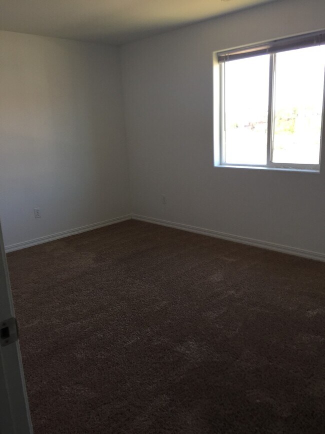 Building Photo - 4 Bedroom home 3 car garage fenced yard