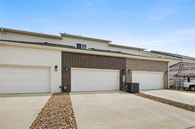 Building Photo - 2900 SW Arlington Blvd