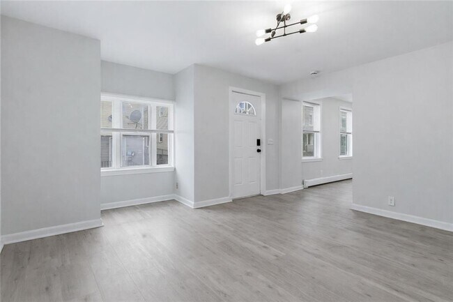 Building Photo - 92 Sylvian St