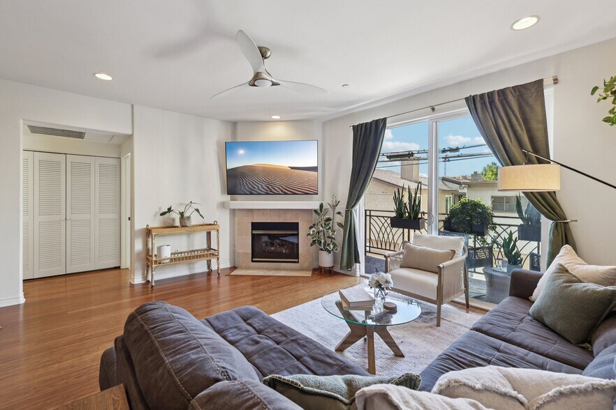 Building Photo - 3990 Centre St