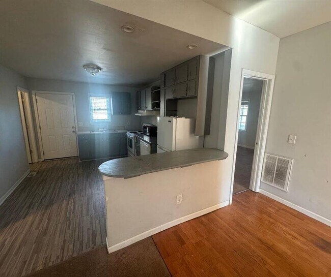 Building Photo - 5608 W Pine St