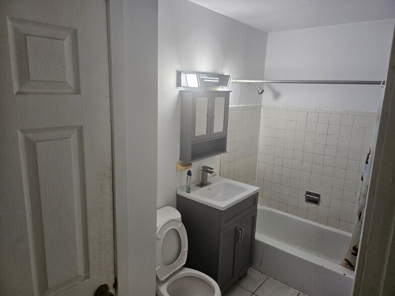 Building Photo - 580 Hill Dr