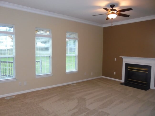 Building Photo - Spacious 2 story with double garage in Jam...