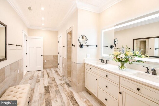 Building Photo - 7918 Bloomfield Rd