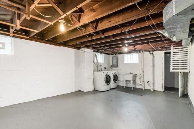 Building Photo - 2074 Iuka Ave