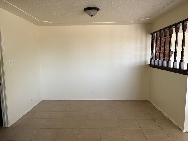 Building Photo - Great location.  4 Br, 1 3/4 Ba, 2 living areas, spacious yard.