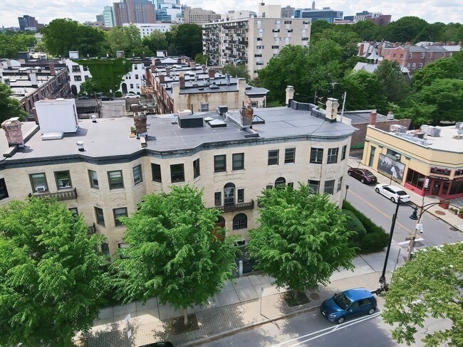 Building Photo - 923 Beacon St