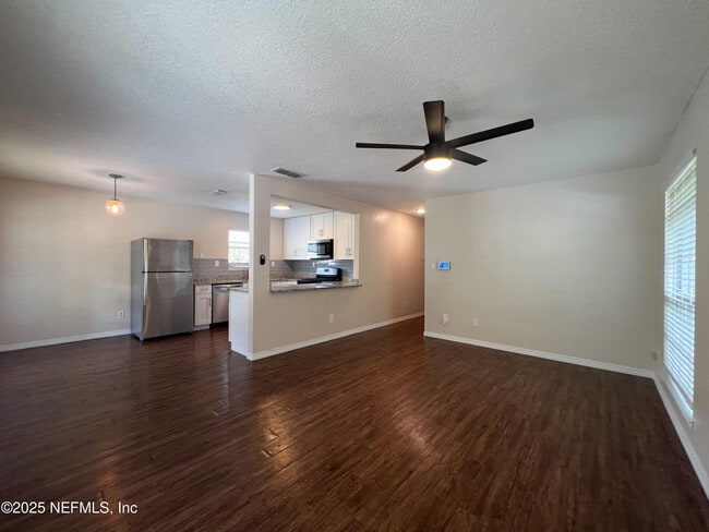 Building Photo - 426 Walnut Ct