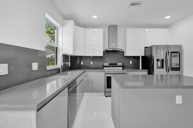 Building Photo - 1215 W Las Olas Blvd