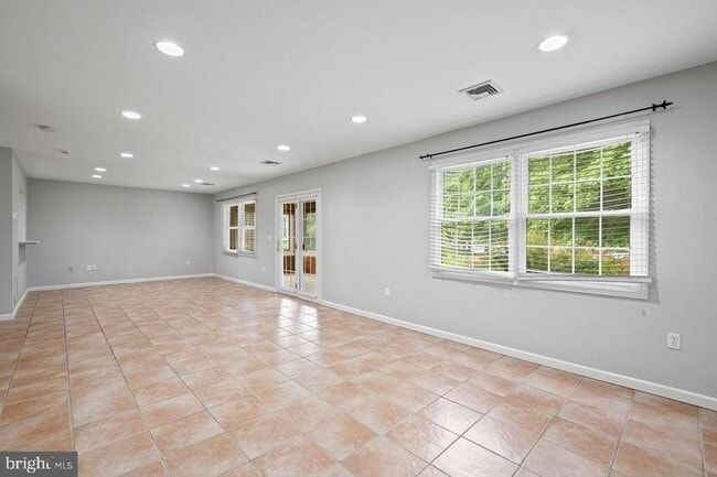 Building Photo - 262 Crescent Dr