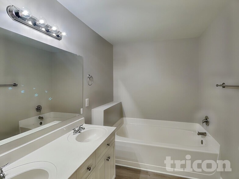 Building Photo - 1670 Red Bird Cir SE