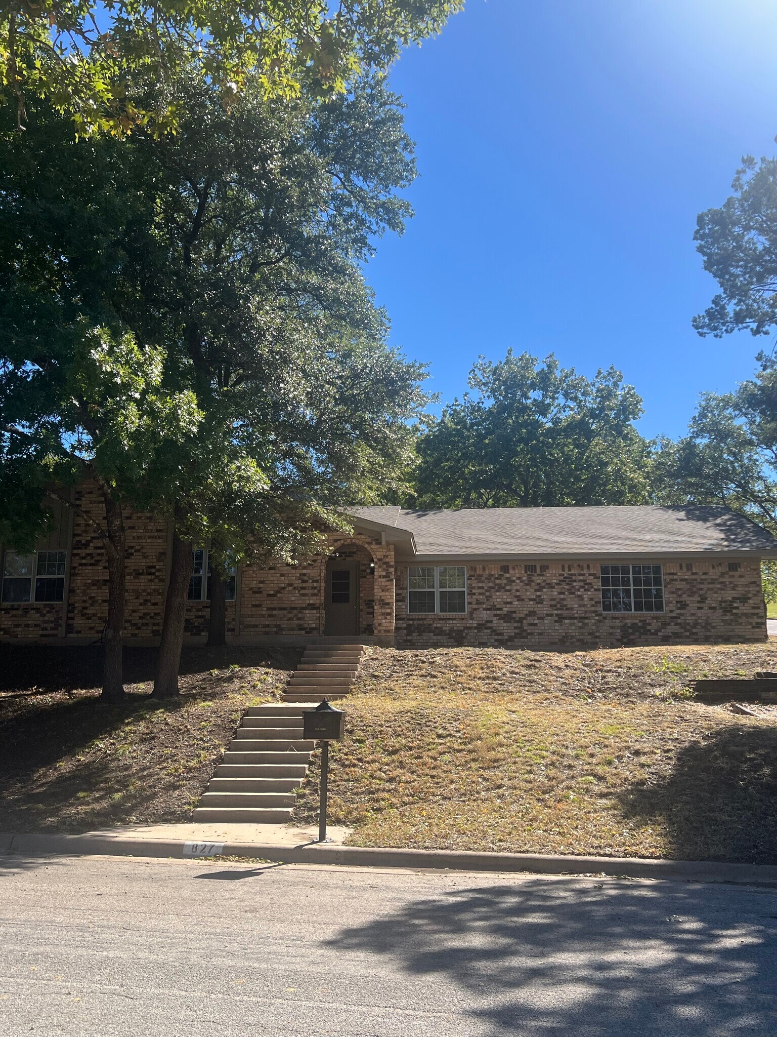 Building Photo - 827 Cliffside Dr