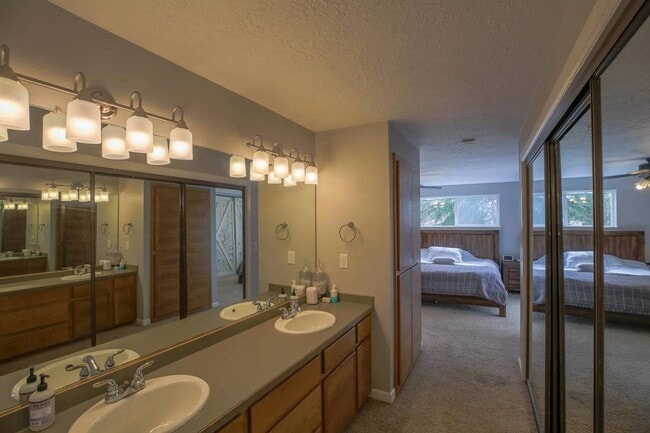 Building Photo - 1555 SW Gilson Ct