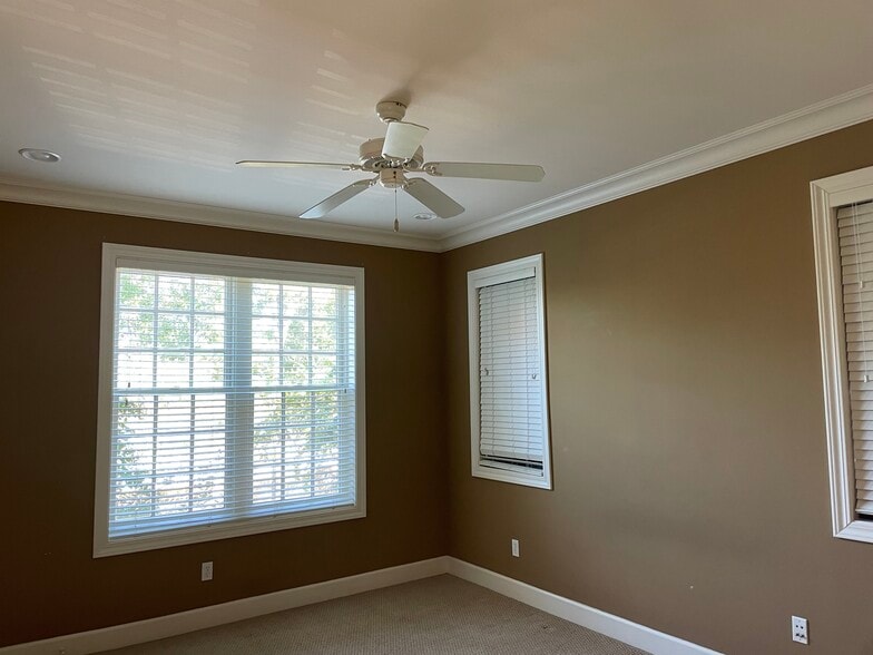 Building Photo - 415 E Romana St