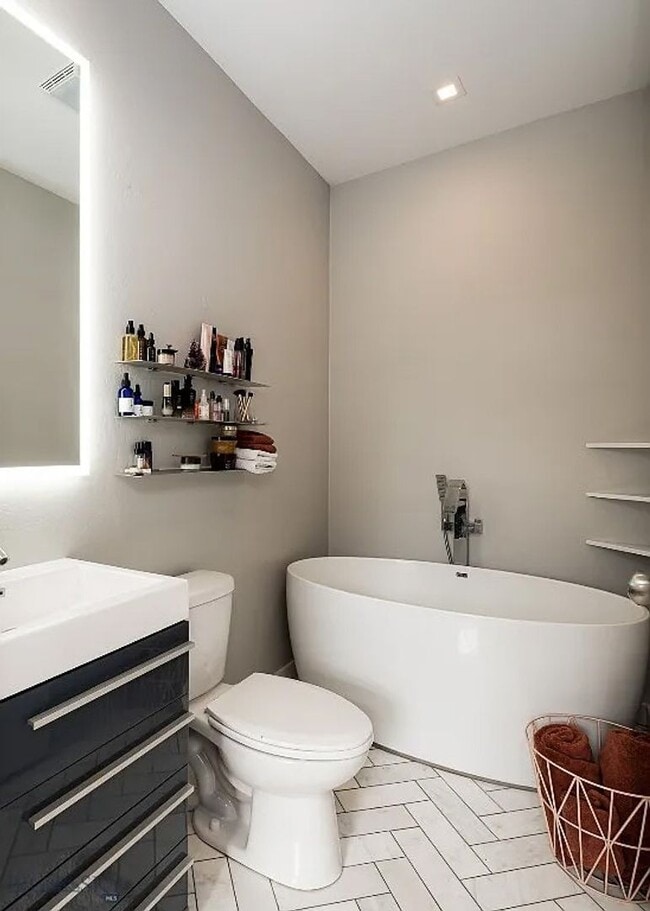 Building Photo - Charming Three Bedroom Home with Large Fenced Yard