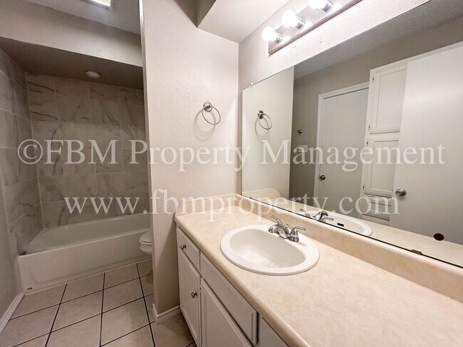 Building Photo - 509 W Denton St