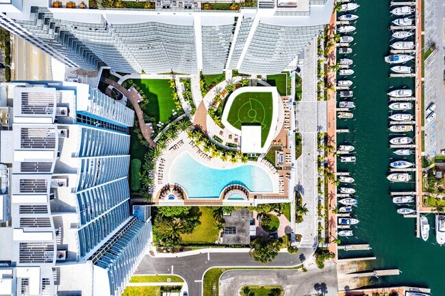 Building Photo - 220 Lake Shore Dr