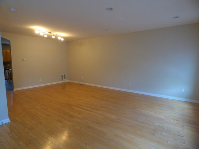 Building Photo - 3 BR 2.5 BA Town Park Condo