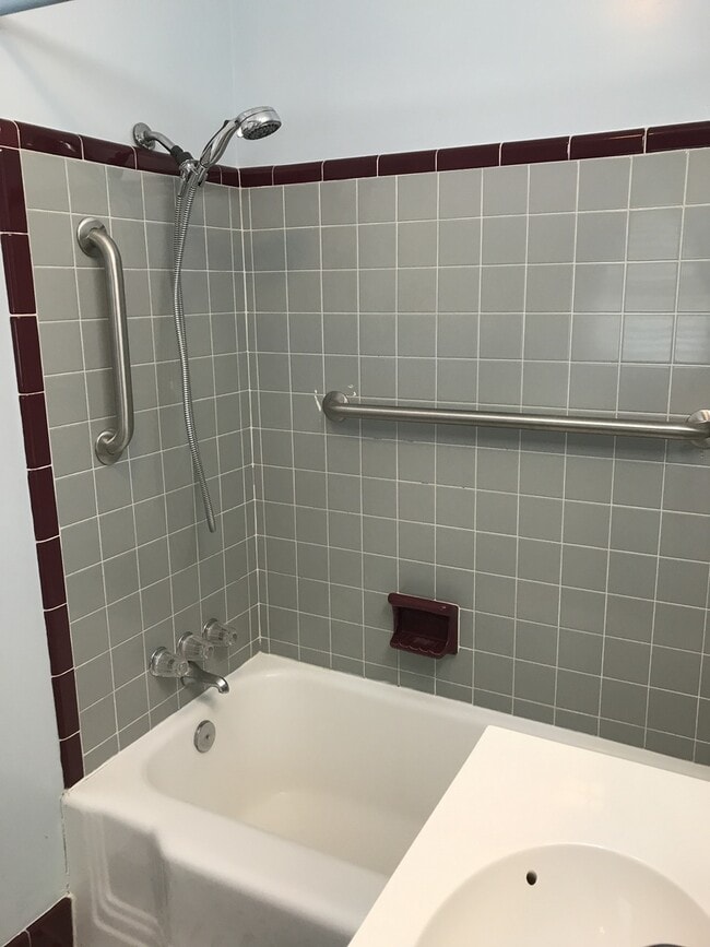 Building Photo - 3 Bed, 2 Bath Home