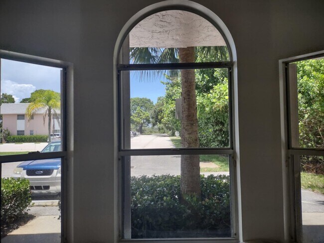 Building Photo - 18081 SE Country Club Dr