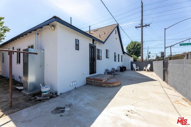 Building Photo - 2295 W Wardlow Rd