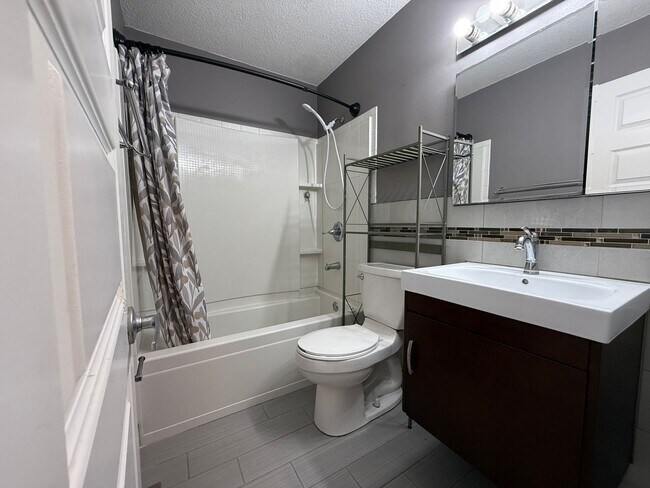 Building Photo - Charming 3 Bed, 1 Bath Home in Quiet Bette...