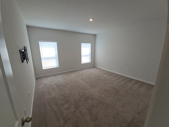 Building Photo - 3 bed 2 bath home