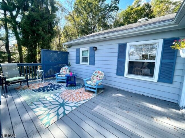 Building Photo - 136 Cedar Lake Rd W