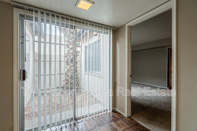 Building Photo - 2256 W Lindner Ave