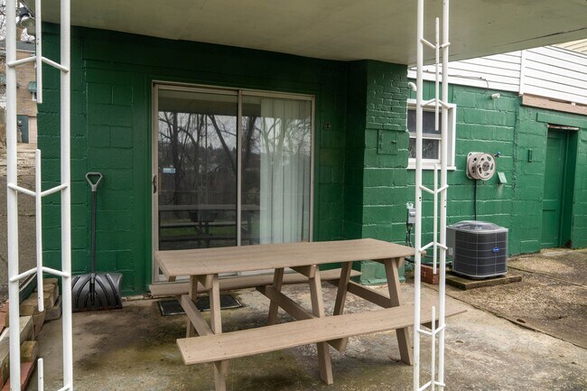 Building Photo - AVAILABLE JULY 1ST!! DON'T MISS this FANTASTIC home in a PRIME LOCATION!