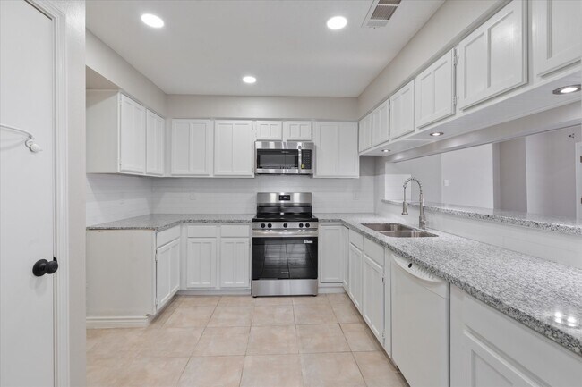 Building Photo - 16106 New Field Dr