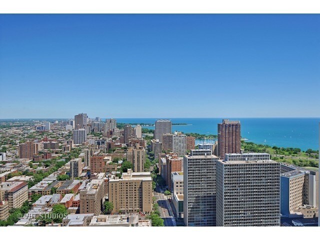 Building Photo - 2650 N Lakeview Ave