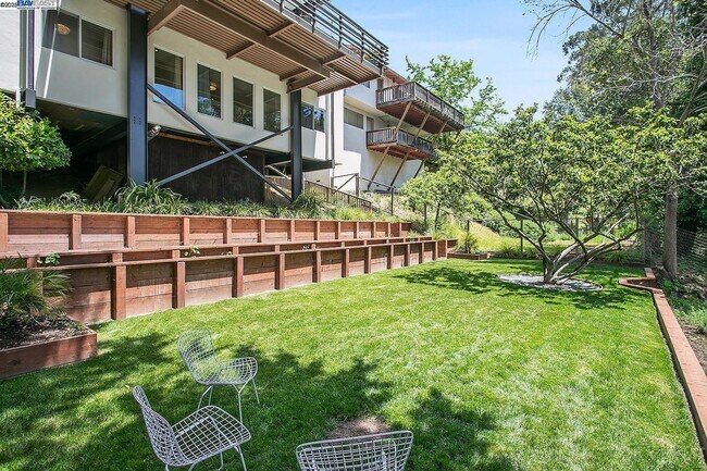 Building Photo - 6624 Saroni Dr